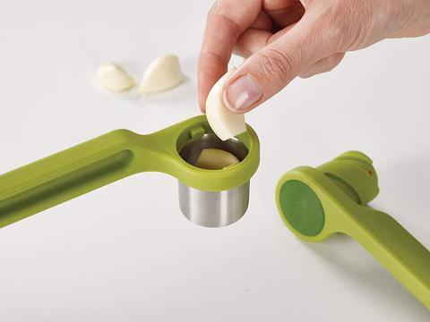 Twist-Action Hand Juicer