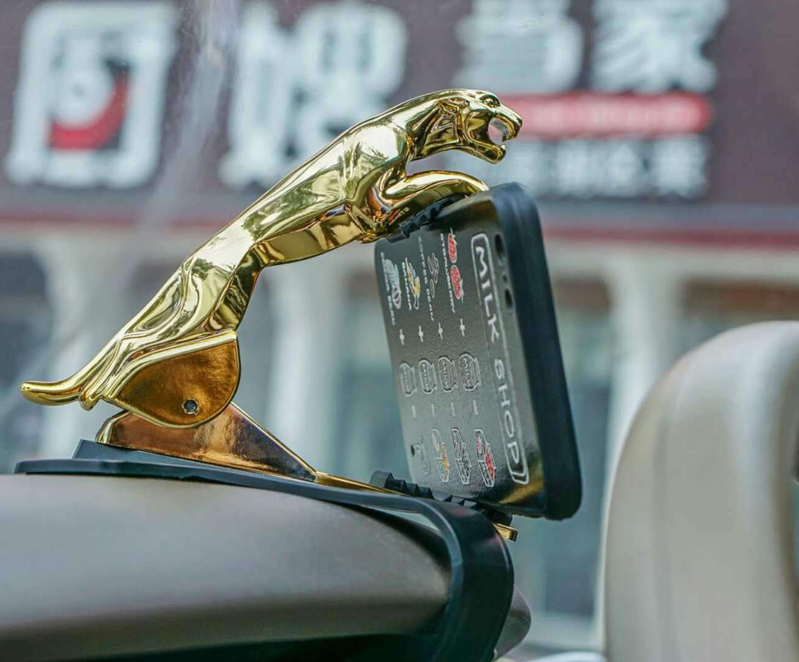 Universal 360° Rotating Car Leopard Phone Clip Holder